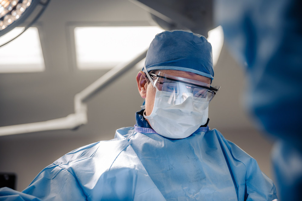 KCOA surgeon performing a total joint replacement in Kansas City.